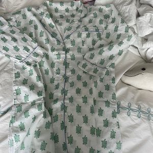 Small Marigot nightshirt with green turtles